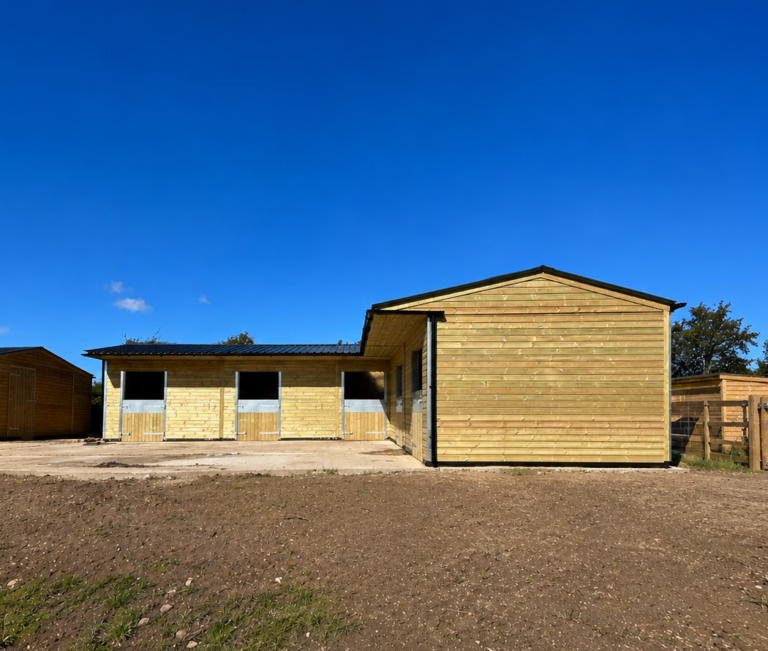 5 Stable L Shape | Timber Stable Block with 18′ Corner Bay