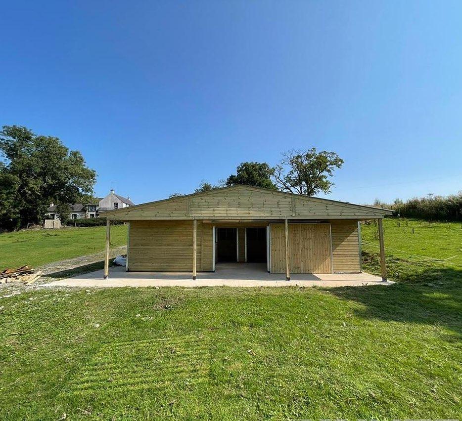 American Barn with overhang and concrete base