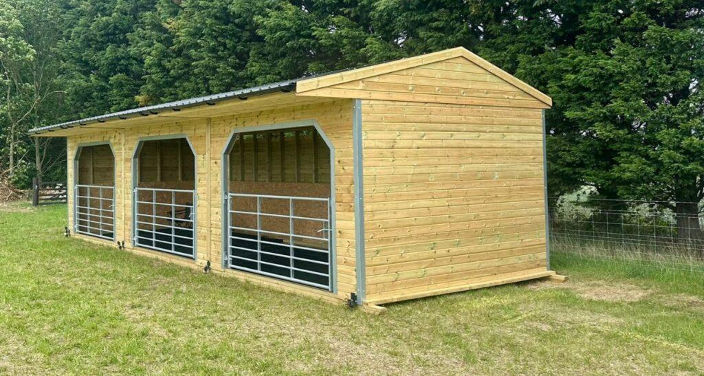 triple shelter apex roof with gates