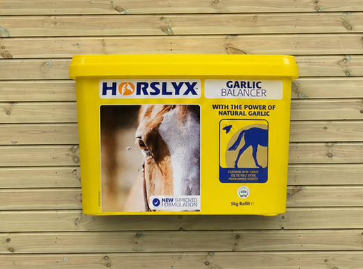 Horslyx garlic 5kg leaning against a timber stable building