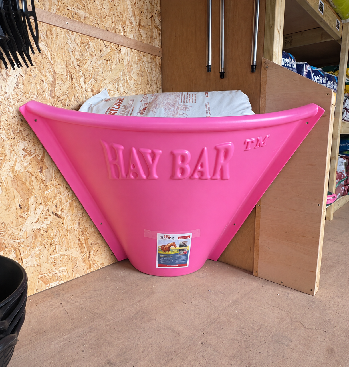 HayBar Classic Horse Pink feeder in wooden stable